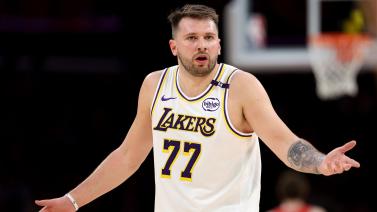 利物浦决定出售萨拉赫，高层认为其已造成不可挽回损失，计划启用塞梅尼奥替代。