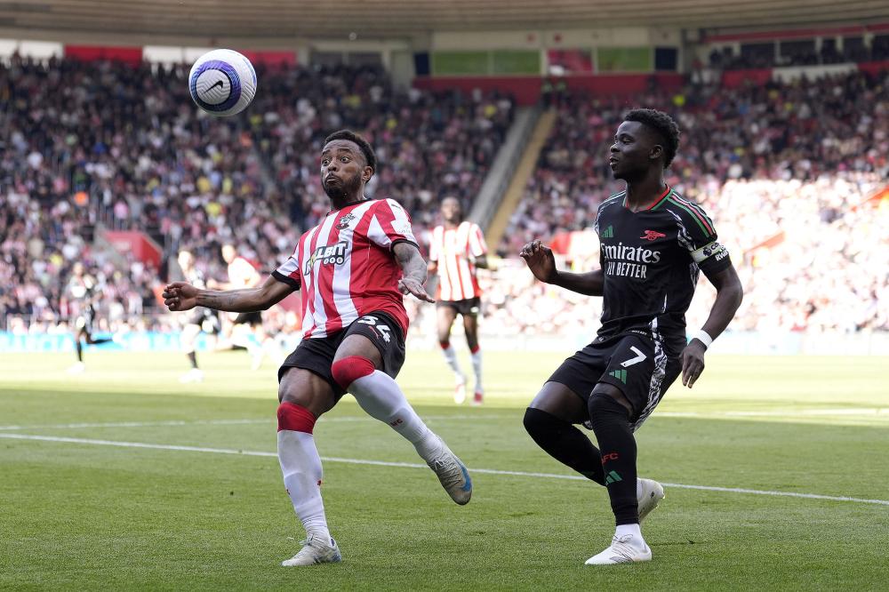 篮球篮网主力中锋脚踝扭伤，伤势待评估